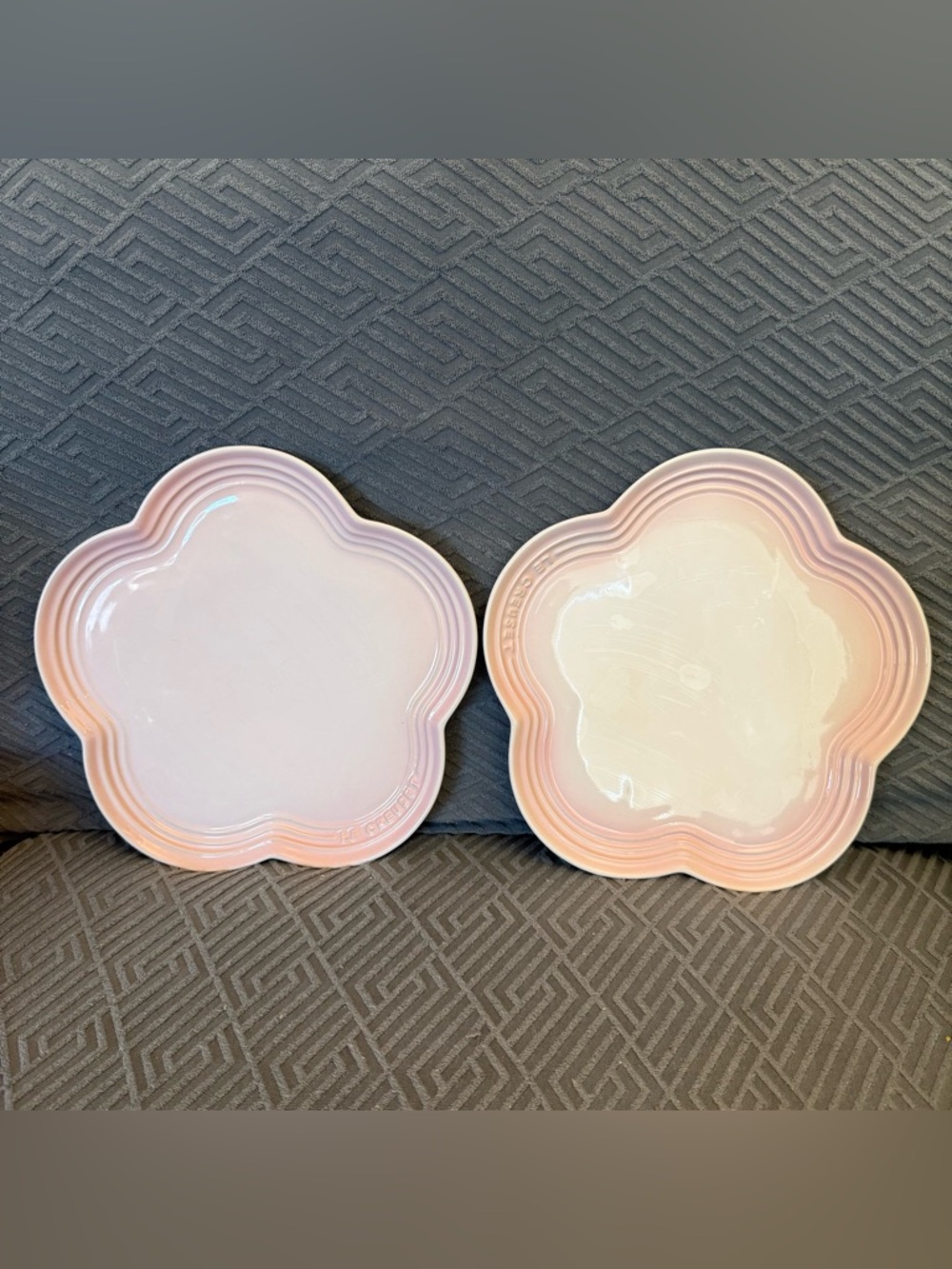 LE CREUSET 9" Scalloped Flower Serving Plate Stoneware 23cm Shell Pink Set Of 2